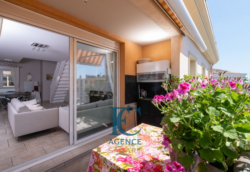 Appartement en vente avec terrasse, ascenseur et garage en hyper centre de Sanary - Image 1