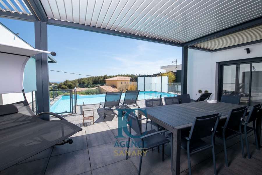 Vue terrasse avec piscine villa Bandol