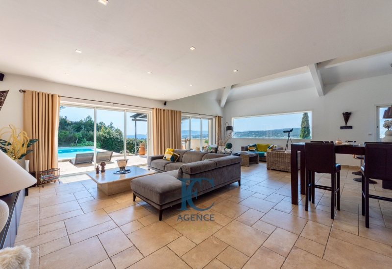 Propriété de 200 m2 avec vue panoramique mer et collines en vente à Saint-Cyr-sur-Mer - Image 3