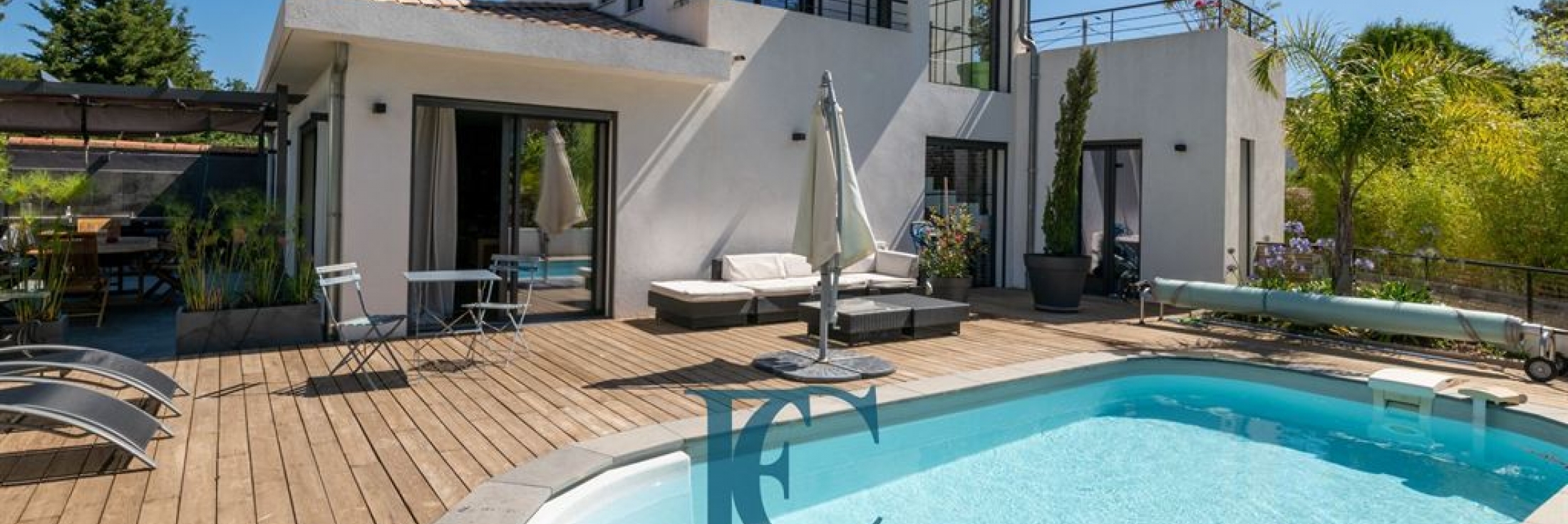 A vendre maison d’architecte à Six-Fours : villa T4 avec piscine dans secteur recherché