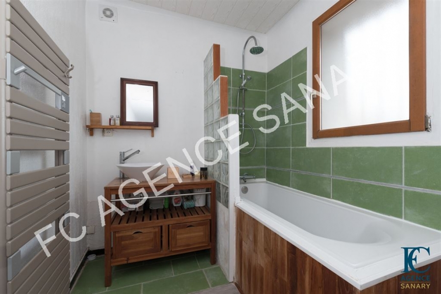 Salle de bain baignoire maison a vendre Sanary