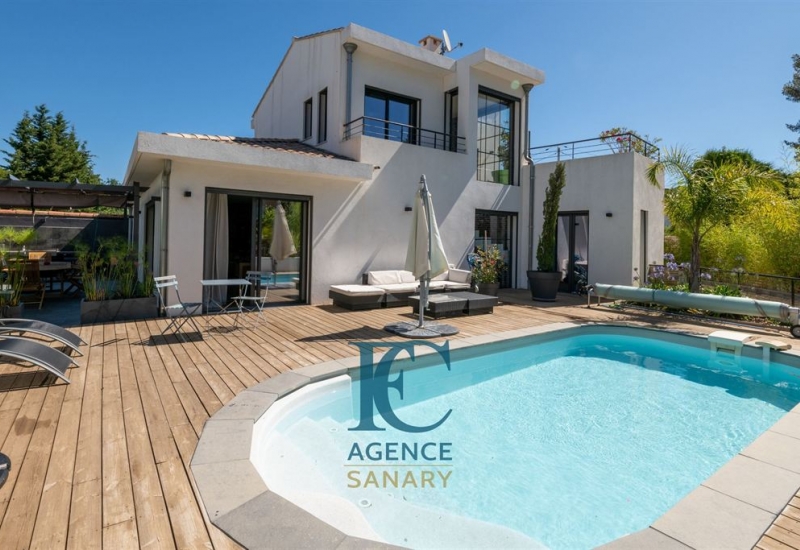 A vendre maison d’architecte à Six-Fours : villa T4 avec piscine dans secteur recherché